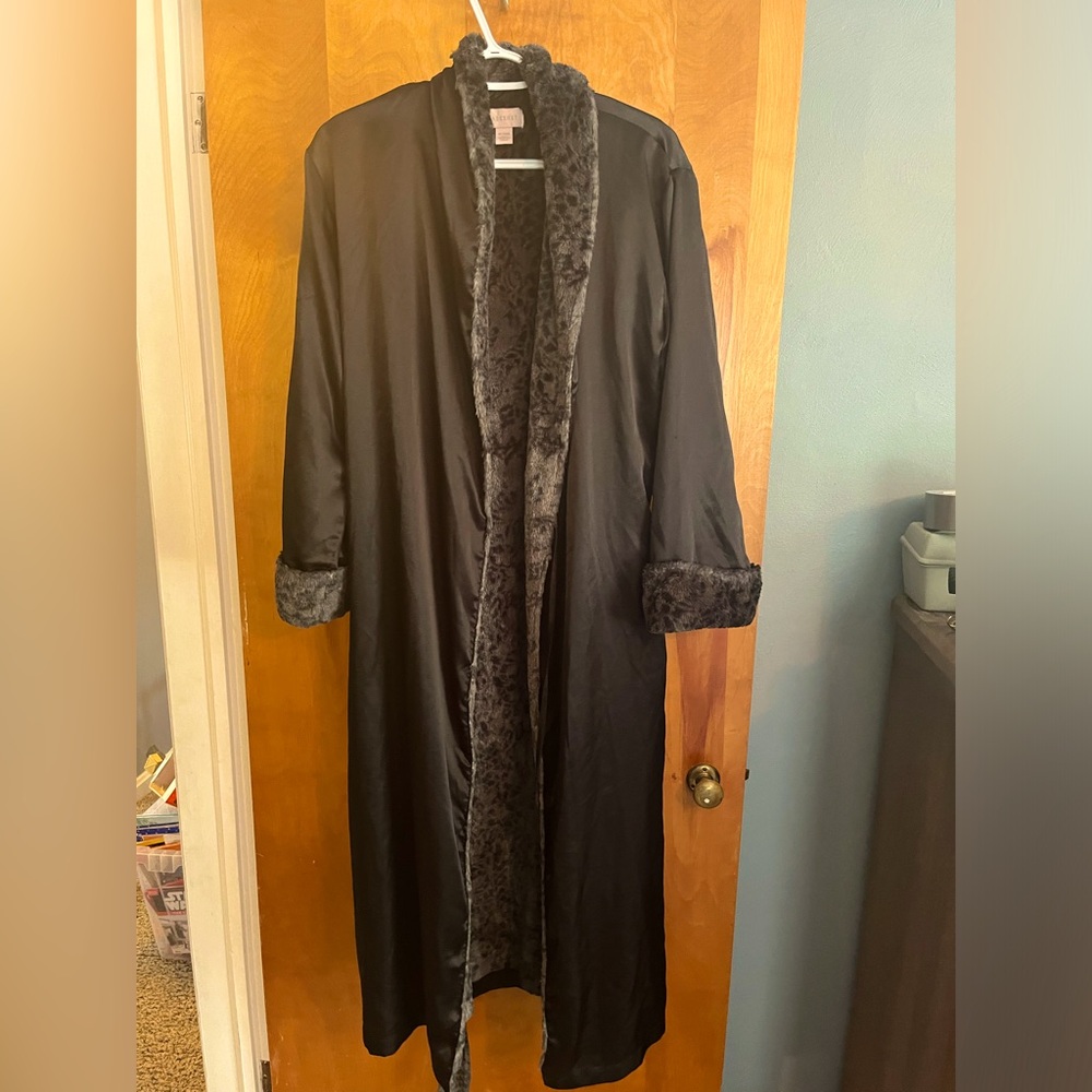 Cabernet medium black bedroom robe